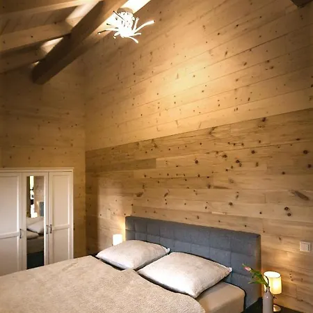 49 Nesselgraben - Aus Holz